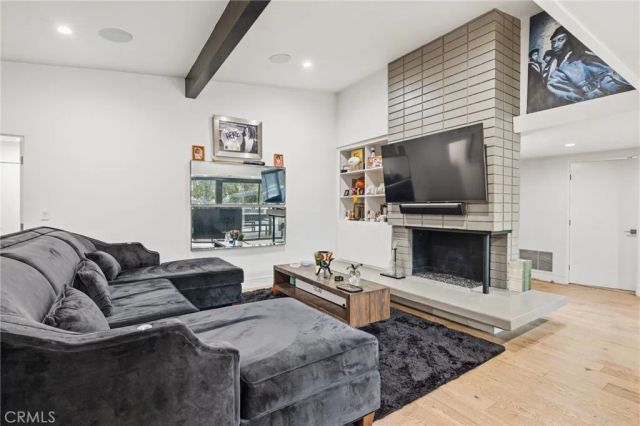 15456 Victory Boulevard, Van Nuys, CA 91406