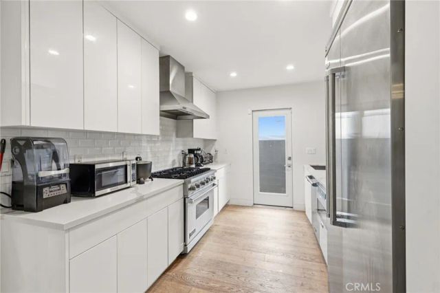 15456 Victory Boulevard, Van Nuys, CA 91406