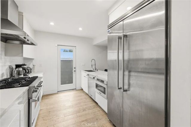 15456 Victory Boulevard, Van Nuys, CA 91406