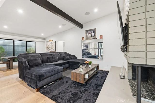 15456 Victory Boulevard, Van Nuys, CA 91406