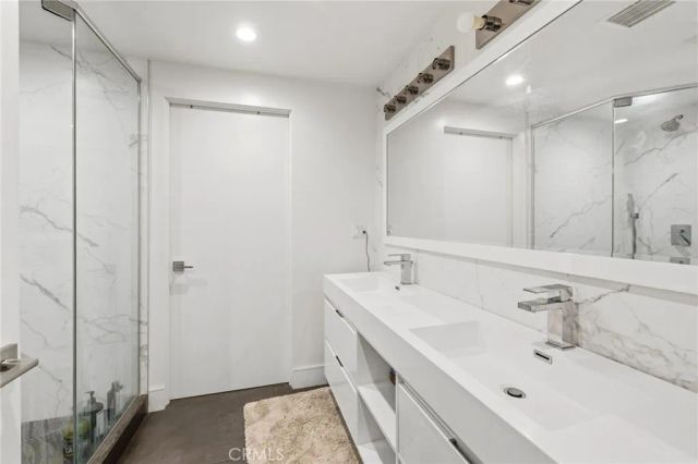 15456 Victory Boulevard, Van Nuys, CA 91406