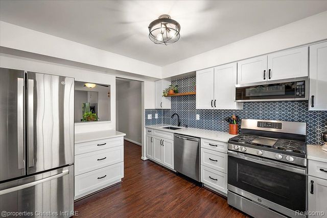 41327 Lagoon Court, Northville, MI 48167