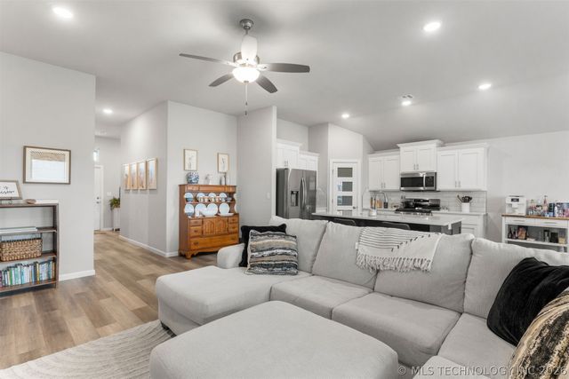 14964 S Poplar Place, Glenpool, OK 74033