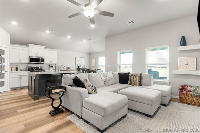 14964 S Poplar Place, Glenpool, OK 74033
