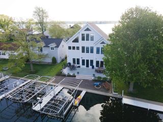 10327 N Leeland Lane, Syracuse, IN 46567