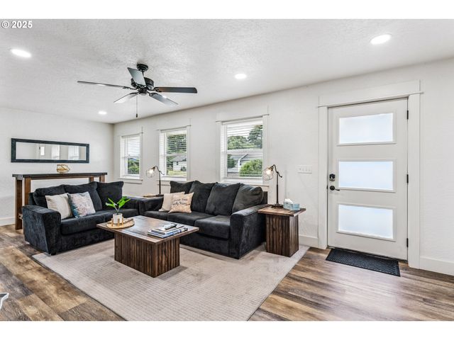 1184 2ND St, Florence, OR 97439