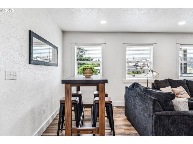 1184 2ND St, Florence, OR 97439