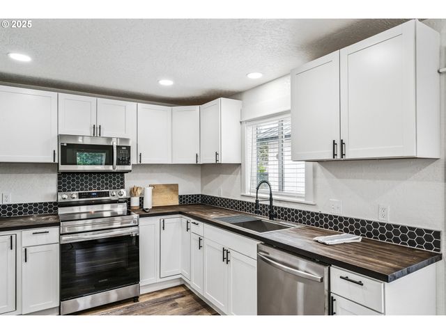 1184 2ND St, Florence, OR 97439