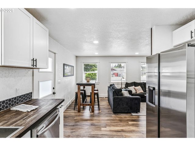1184 2ND St, Florence, OR 97439