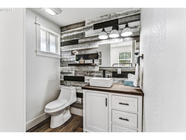 1184 2ND St, Florence, OR 97439