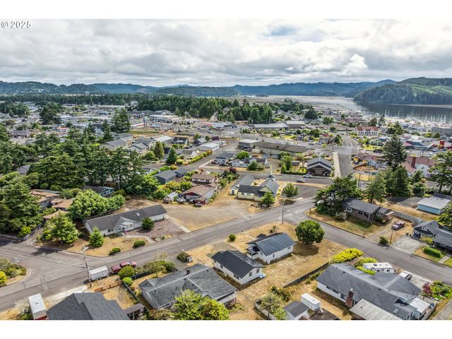 1184 2ND St, Florence, OR 97439