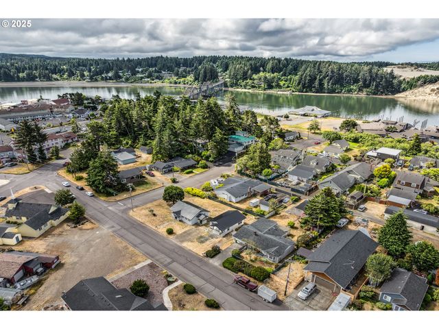 1184 2ND St, Florence, OR 97439