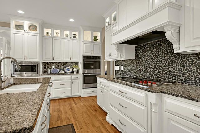 8622 Avian WAY, Franklin, WI 53132