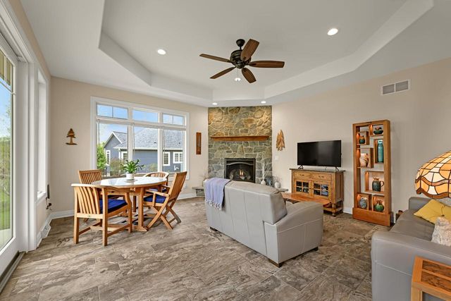 8622 Avian WAY, Franklin, WI 53132