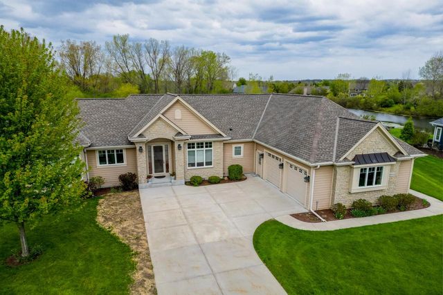 8622 Avian WAY, Franklin, WI 53132
