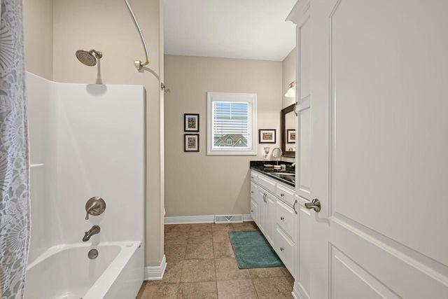8622 Avian WAY, Franklin, WI 53132