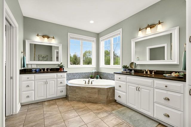 8622 Avian WAY, Franklin, WI 53132