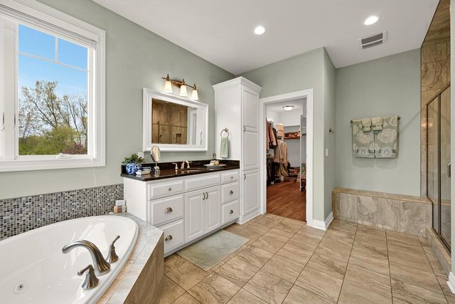 8622 Avian WAY, Franklin, WI 53132