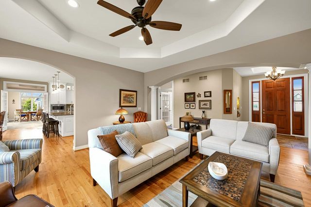 8622 Avian WAY, Franklin, WI 53132