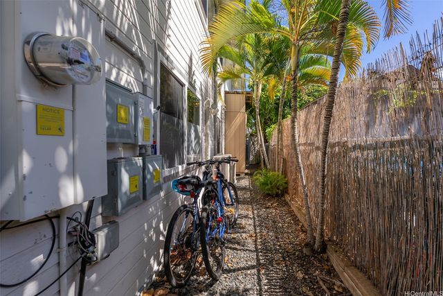 915 Mccully Street A, Honolulu, HI 96826