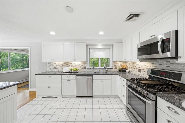 10 Richardson Cir, Saugus, MA 01906