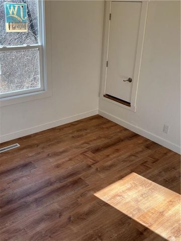 906 RIVERVIEW Drive, St Joseph, MO 64503