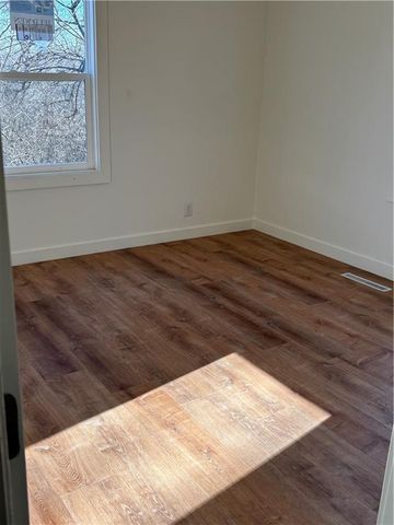 906 RIVERVIEW Drive, St Joseph, MO 64503