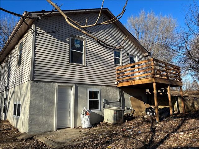 906 RIVERVIEW Drive, St Joseph, MO 64503