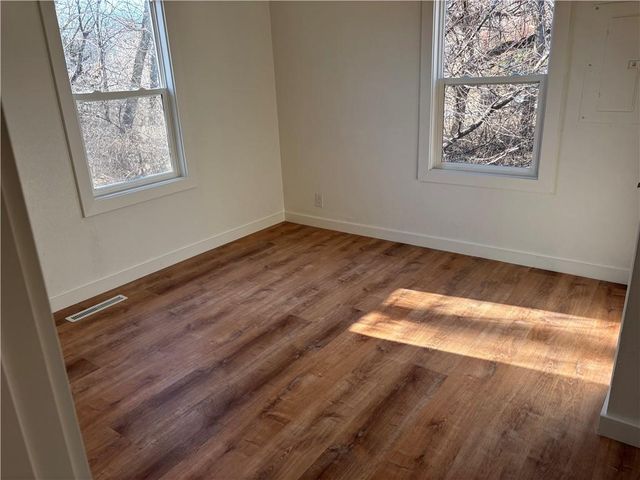 906 RIVERVIEW Drive, St Joseph, MO 64503