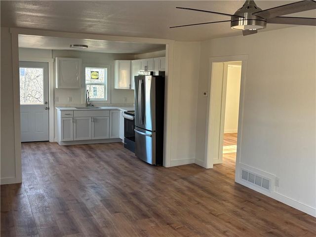 906 RIVERVIEW Drive, St Joseph, MO 64503