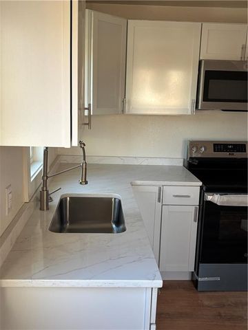 906 RIVERVIEW Drive, St Joseph, MO 64503