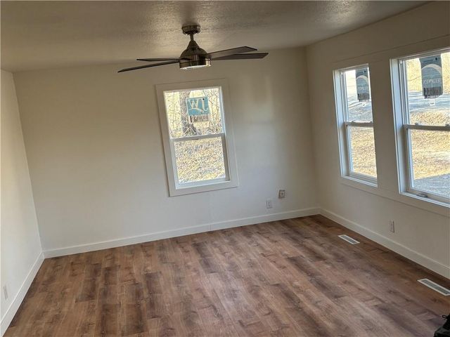 906 RIVERVIEW Drive, St Joseph, MO 64503