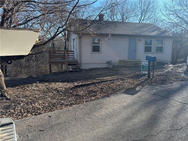 906 RIVERVIEW Drive, St Joseph, MO 64503