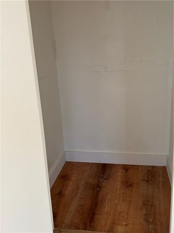 906 RIVERVIEW Drive, St Joseph, MO 64503