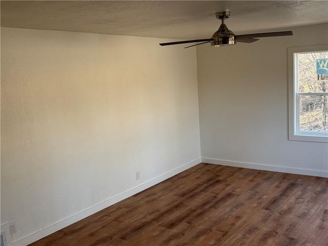 906 RIVERVIEW Drive, St Joseph, MO 64503