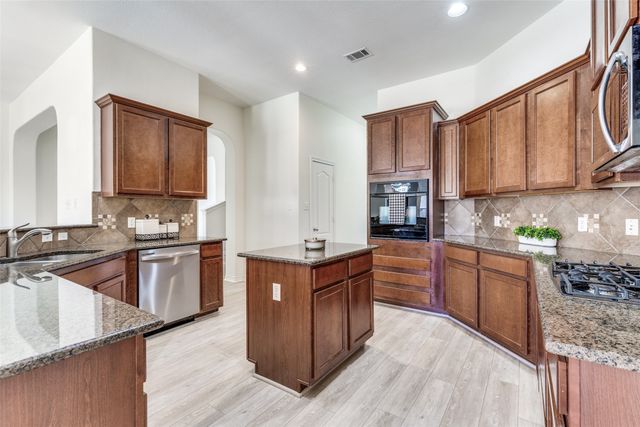 10121 Waverly Lane, Fort Worth, TX 76244