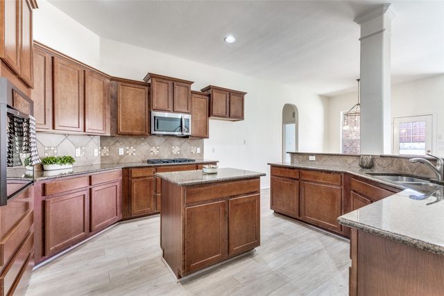 10121 Waverly Lane, Fort Worth, TX 76244