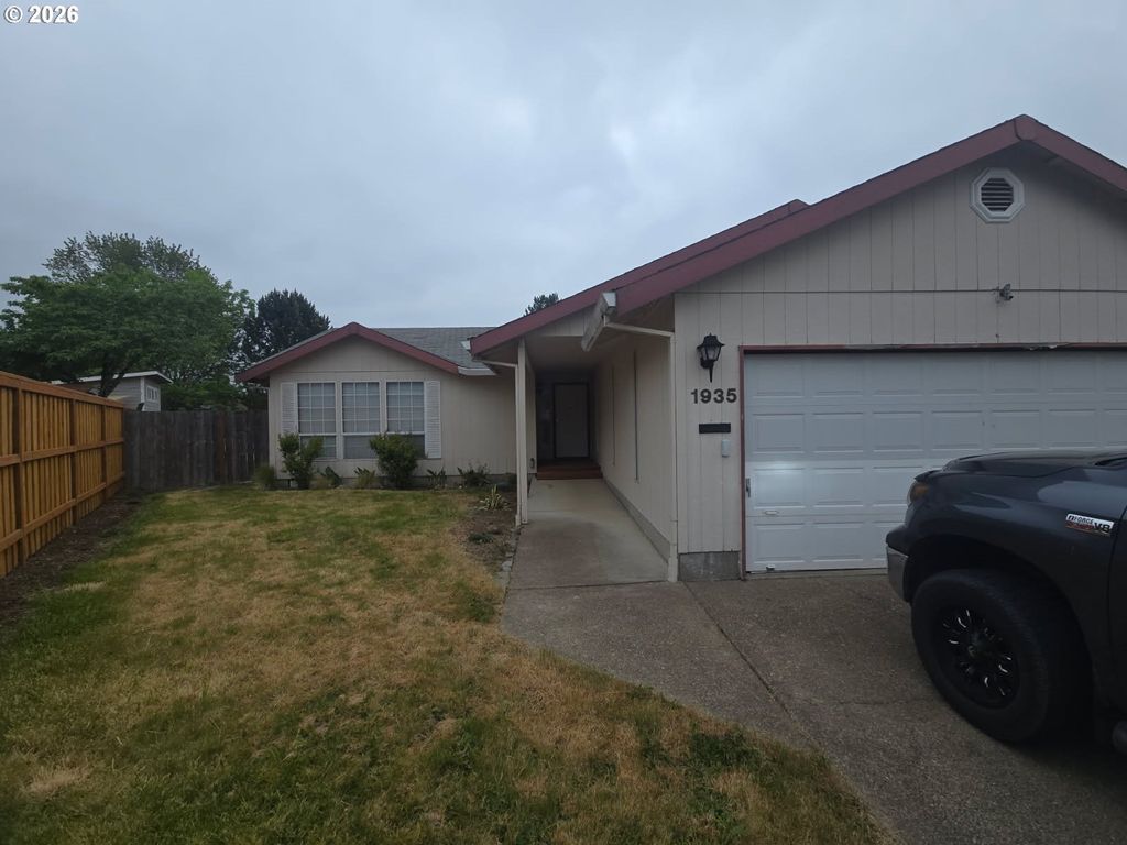 Image 1 of property listing at 1935 Sw OLEANDER Ct, Mc Minnville, OR 97128