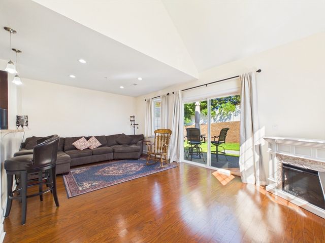 70 Endicott 106, Norwood, MA 02062