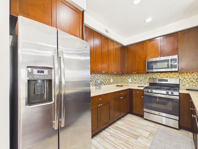 70 Endicott 106, Norwood, MA 02062