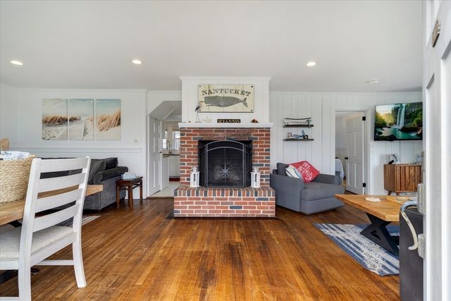 1060 Craigville Beach Rd, Barnstable, MA 02632