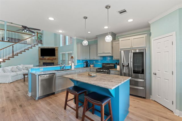 7027 Sunrise Drive, Hitchcock, TX 77563