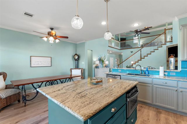 7027 Sunrise Drive, Hitchcock, TX 77563