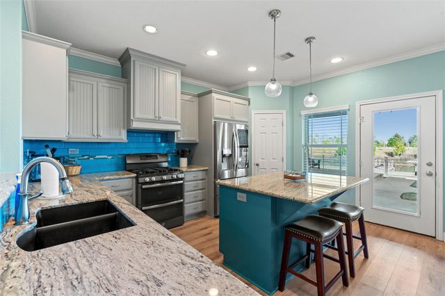 7027 Sunrise Drive, Hitchcock, TX 77563