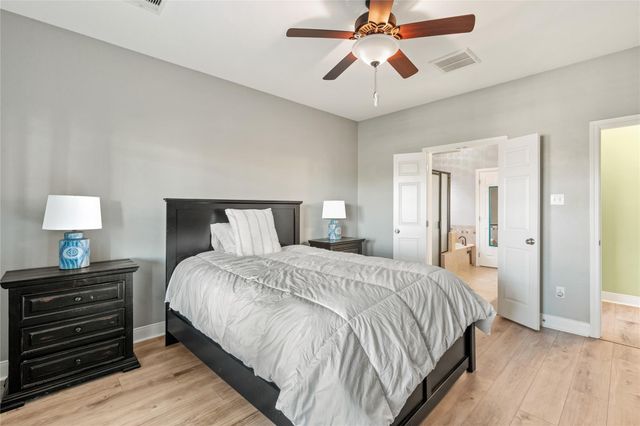 7027 Sunrise Drive, Hitchcock, TX 77563