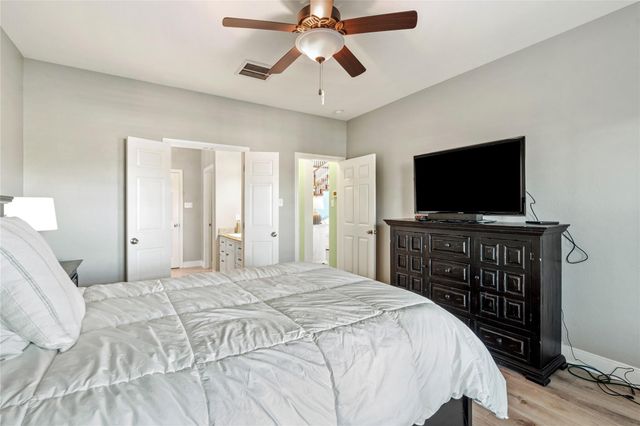 7027 Sunrise Drive, Hitchcock, TX 77563