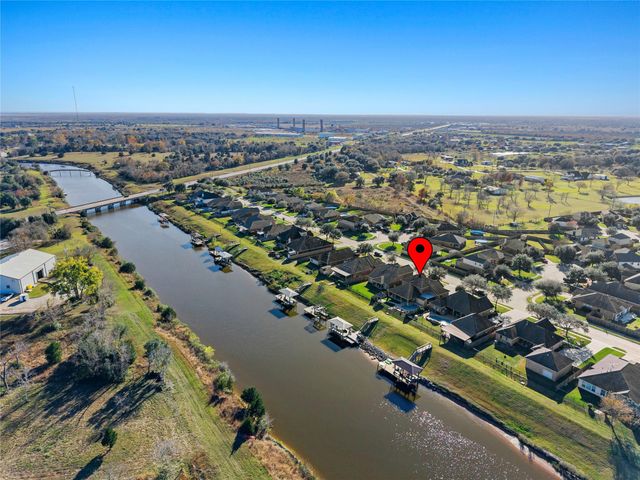 7027 Sunrise Drive, Hitchcock, TX 77563