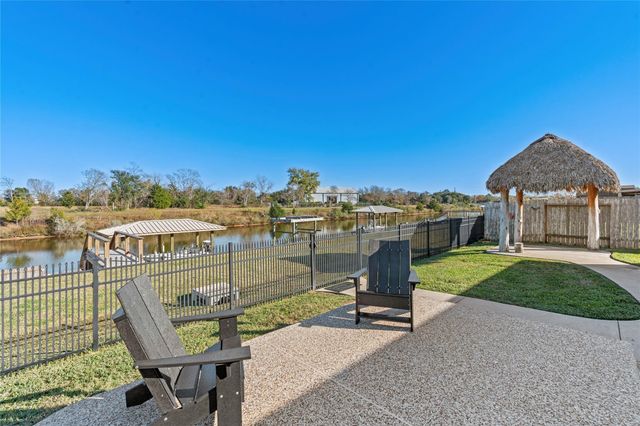 7027 Sunrise Drive, Hitchcock, TX 77563