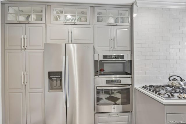 22 Hamilton Place I3, Garden City, NY 11530