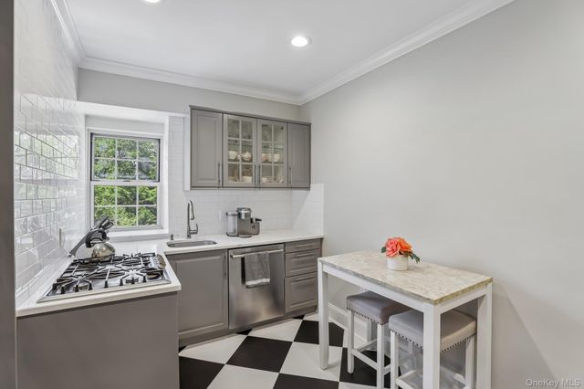 22 Hamilton Place I3, Garden City, NY 11530